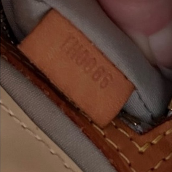 Louis Vuitton Vernis Reade
Mini Tote - Picture 8 of 12